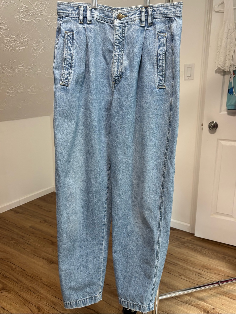 Liz Wear vintage high rise mom jeans, 3 pocket design. Size 12 *runs small*